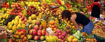 lady choosing organic produce